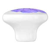 Botanische blaue Pelargonie-Blume auf irgendeiner Keramikknauf (Seitenansicht)