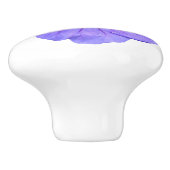 Botanische blaue Pelargonie-Blume auf irgendeiner Keramikknauf (Seitenansicht)