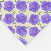 Botanische blaue Pelargonie-Blume Fleecedecke (Ecke)