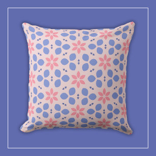 Botanische Blume in Rosa und Blau auf Girly Floral Kissen