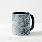 Botanische Eleganz: Blaue Blätter & Blüten Tasse (VorderseiteRechts)