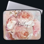 BOTANISCHE FLORALBEZEICHNUNG Monogramm Laptopschutzhülle<br><div class="desc">BOTANISCHER FLORAL PEONY Name Monogram Computerärmel - Erhalten Sie Ihren Computer stilvoll mit diesem wunderschönen Design mit einem wunderschönen Bouquet aus rosa Rosen und Pony, über einem schönen rosa und blauen Aquarellhintergrund. Eine elegante, weiße, abgeschirmte Schicht, die von einem goldenen Blattstrich im Inneren eines Imitats umgeben ist, umrahmt den Namen,...</div>