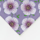Botanische hellblaue Pelargonie-Blume auf Fleecedecke (Ecke)
