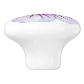 Botanische hellblaue Pelargonie-Blume auf Keramikknauf (Seitenansicht)