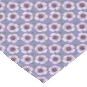 Botanische hellblaue Pelargonie-Blume auf Tischdecke (Schrägansicht)