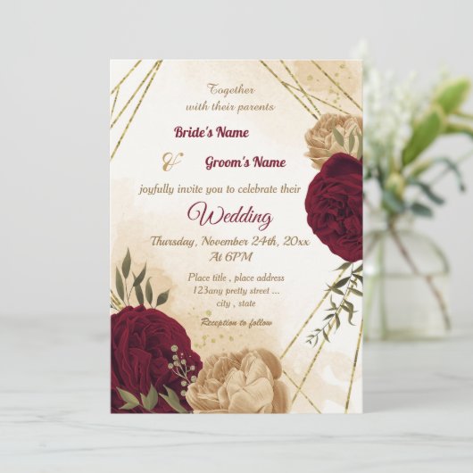 Botanische Hochzeit in Maroon-Beige Einladung (Stehend Vorderseite)