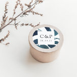 Botanische Hochzeitmonogramm Runder Aufkleber<br><div class="desc">Mit diesen eleganten botanischen Aufklebern mit Ihren Initialen und dem Hochzeitstermin,  gerahmt durch die blühenden,  aquamarinen,  blauen Wasserfarben auf weißem Hintergrund,  können Sie Ihre Hochzeitsfeier oder Ihre Lieblinge abschließen. Koordiniert mit unserer Hochzeitskollektion in Ultramarine.</div>