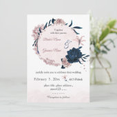 Botanische Kranzhochzeit der Blume Marine und Rosa Einladung (Stehend Vorderseite)