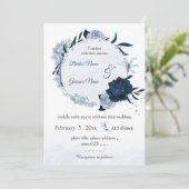Botanische Kranzhochzeit mit blauen und staubigen Einladung (Stehend Vorderseite)