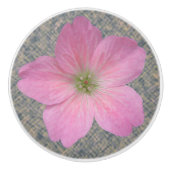 Botanische Pink-Geranium-Blume auf jeder Farbe Keramikknauf (Vorderseite)