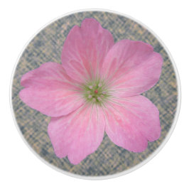 Botanische Pink-Geranium-Blume auf jeder Farbe Keramikknauf