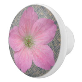 Botanische Pink-Geranium-Blume auf jeder Farbe Keramikknauf