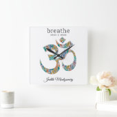 Botanische Schrift, Om-Symbol, 10.75 Quadratische Wanduhr (Zuhause)