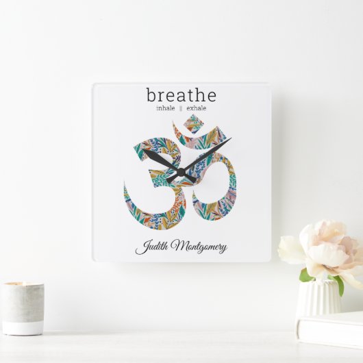 Botanische Schrift, Om-Symbol, 10.75 Quadratische Wanduhr (Zuhause)