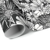 Botanische Schwarz-weiße Daisies Blumenmuster Geschenkpapier (Rolleneckpunkt)