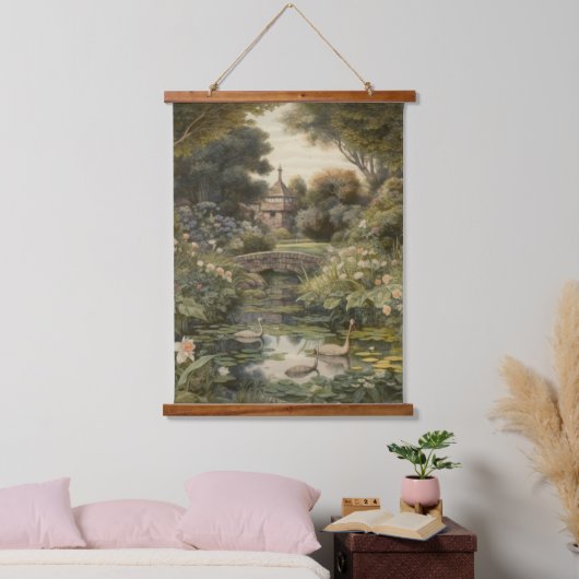 Botanische Szene von Schwänen in einem englischen Wandteppich Mit Holzrahmen (Schlafzimmer)