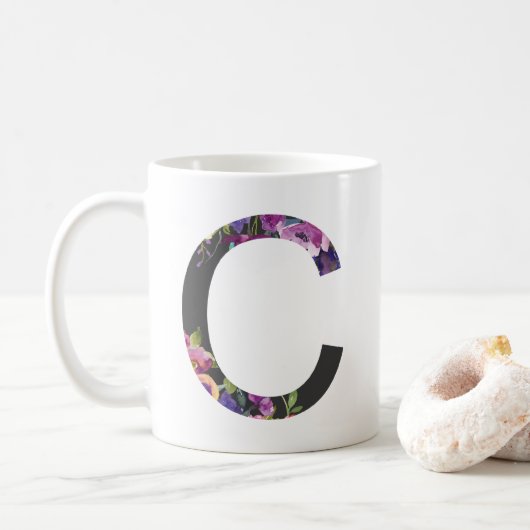 Botanische violette Blüten Letter C Monogramm Kaffeetasse (Mit Donut)