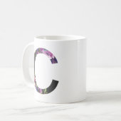 Botanische violette Blüten Letter C Monogramm Kaffeetasse (Vorderseite Links)