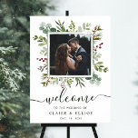 Botanische Weihnachtsfeier Begrüßung Foto Grün Poster<br><div class="desc">Dieses Foto Begrüßungsschild mit gemalten Aquarellen Eukalyptusgrün,  grünen Blätter,  roten Beeren,  Kiefernästen mit einem grünen quadratischen Rahmen. Für eine weiter gehende Anpassung dieses Designs klicken Sie bitte auf den Link "Weitere Anpassung". Matching-Elemente sind ebenfalls verfügbar.</div>