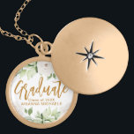 Botanischer Abschluss für Blumenschreiber Medaillon<br><div class="desc">Die wunderschöne pastellfarbene Blüte mit Aquarell-Abschluss-Geschenkhalle beinhaltet eine hübsche goldene Schrift und den Namen und das Klassenjahr des Absolventen auf einem eleganten,  weißen Hintergrund. Laden Sie diesen Shop für die Koordination der 2023 Graduierungsparty-Artikel und weitere Farboptionen!</div>