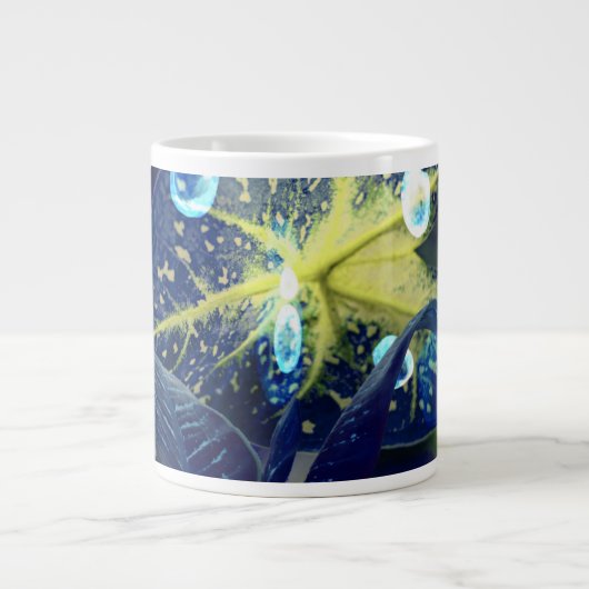 Botanischer Blatt-mit-Wassertropfen-Riesenbecher Jumbo-Tasse (Vorderseite)