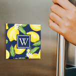 Botanischer Lemon Navy Blue Magnet<br><div class="desc">Das botanische Aquarelllemon-Muster weist ein marineblau viereckiges Monogramm auf.</div>