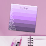 Botanischer Lila gestreifter Gradient Vergessen Si Post-it Klebezettel<br><div class="desc">Behalt dir mit diesen niedlichen personalisierten Post-it-Notizen alle deine wichtigen Aufgaben. Das Design zeigt handgezeichnete botanische Elemente in Weiß auf einem horizontalen Streifen in verschiedenen Farbtönen lila. Der Text ist vollständig anpassbar.</div>