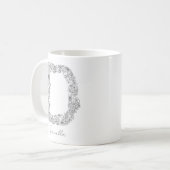Botanischer Monogramm-Schwarz-weißer floraler Lett Kaffeetasse (Vorderseite Links)