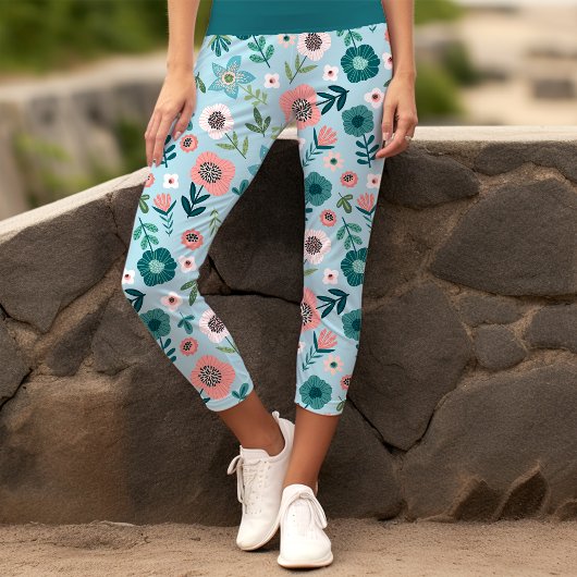 Botanischer Rosa und Blauer Frühling Garten Blumen Capri Leggings