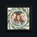 Botanisches, elegantes Foto im Wasserfarbenkranz Erinnerungskiste<br><div class="desc">Aquarellkranz eukalyptus botanisches elegantes Foto Geschenk. Großmutter Text kann angepasst werden,  um zu sagen,  Mama,  Papa,  Großvater,  Bruder,  Onkel,  Schwester,  Tante,  Jungfrau,  missbräuchlich jeder Text Ihrer Wahl. Ein atemberaubendes,  elegantes Design.</div>