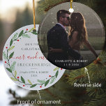 Botanisches Hochzeitsfest-Foto Keramik Ornament<br><div class="desc">Mit diesem personalisierten Ornament erleben Sie den Zauber Ihres ersten Weihnachtsfestes als verheiratetes Paar. Die Vorderseite zeigt einen wunderschönen botanischen Weihnachtskranz, während auf der Rückseite ein herzerwärmendes Hochzeitsfest steht, das Sie leicht durch Ihr eigenes, spezielles Foto ersetzen können. Passen Sie das Ornament mit Ihrem Nachnamen, Vornamen und dem Hochzeitstag an,...</div>