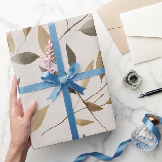 Botanisches Olivenblatt Beiges Blumenmuster Geschenkpapier (Schenken)