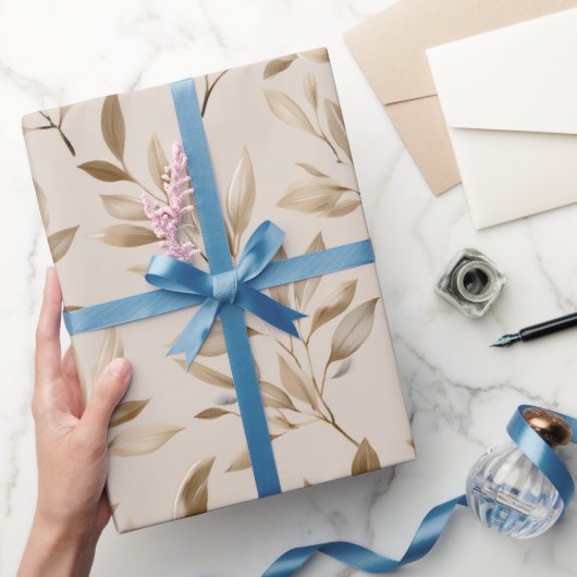 Botanisches Olivenblatt Beiges Blumenmuster Geschenkpapier (Schenken)