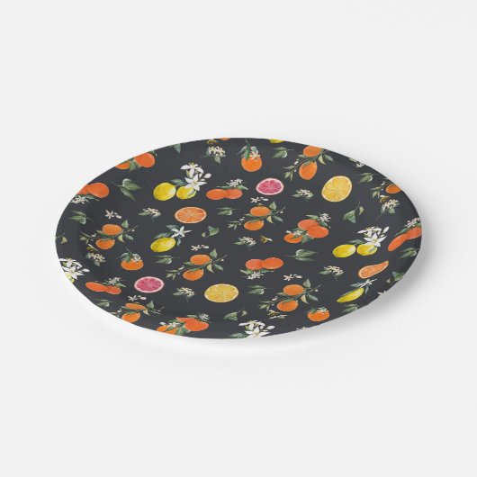 Botanisches Orange- und Zitronenmuster dunkel Pappteller (Schrägansicht)