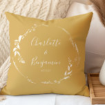 Botanisches Personalisiertes Skript Kissen<br><div class="desc">Personalisierte Namen und Kalligraphie-Kalligraphiewirbelkissen für dusty-gelbe Blumenkreide</div>