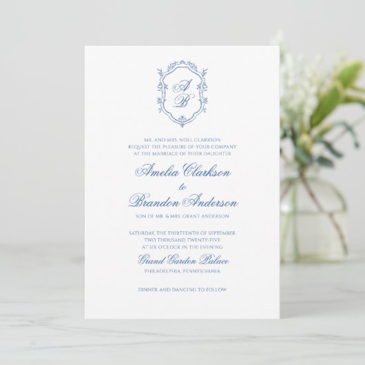 Botanisches Sea Blue Monogram Wappen & Script Wedd Einladung (Stehend Vorderseite)