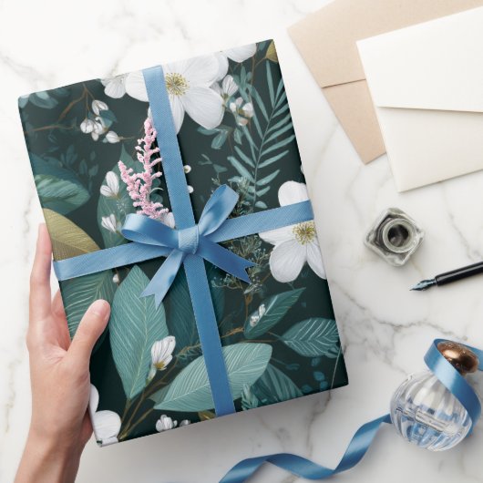 Botanisches Wald Blatt Weißes Blumenmuster Geschenkpapier (Schenken)