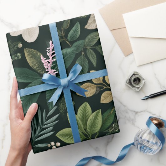 Botanisches Waldblatt Weißes Blumenmuster Geschenkpapier (Schenken)