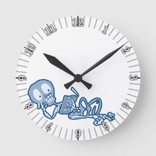 Bothered BetsyLou Skeleton mit Buch Runde Wanduhr (Vorderseite)