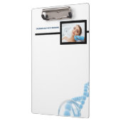 Botox Einspritzungen auf Stirn durch ästhetischen Klemmbrett (Links)