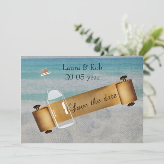 Botschaft bei einer Hochzeit am Flaschenstrand Save The Date (Stehend Vorderseite)