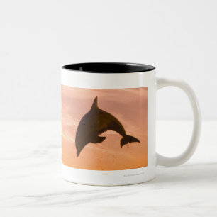 Bottlenose-Delphin, der 2 springt Zweifarbige Tasse