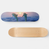 Bottlenose Dolphin bei Sonnenaufgang Skateboard (Horizontal)