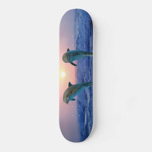 Bottlenose Dolphin bei Sonnenaufgang Skateboard (Vorderseite)