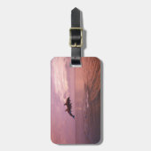 Bottlenosed Delphine, die am Sonnenuntergang Gepäckanhänger (Vorderseite vertikal)