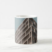 BOTTOMANSICHT AUF HOCHRANGIGES GEBÄUDE KAFFEETASSE (Mittel)