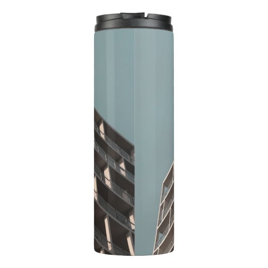 BOTTOMANSICHT AUF HOCHRANGIGES GEBÄUDE THERMOSBECHER (Rückseite)