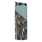 BOTTOMANSICHT AUF HOCHRANGIGES GEBÄUDE THERMOSBECHER (Nach rechts gedreht)