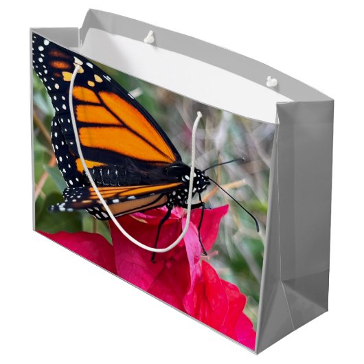 Bougainvillea-Blume mit Monarchschmetterling Große Geschenktüte (Rückseite Schrägansicht)