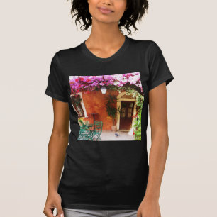 Bouganvilla wachsend außerhalb eines Hauses, T-Shirt